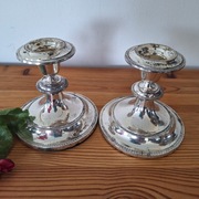 Dwa świeczniki w srebrnym kolorze 