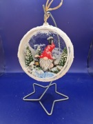 Bombka ręcznie wykonana z krasnalem przy latarni 