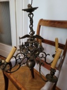 Mosiężny żyrandol PRL z orłem – oryginał, do renowacji