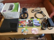 Sprzedam xboxa 360 z 2 padami kierownicą i grami