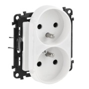 LEGRAND GNIAZDO PODWÓJNE UZIEM 2X2P+Z PRZESŁONY BIAŁY VALENA LIFE 753190