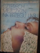 Czterech mężczyzn na brzegu lasu 