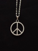 Naszyjnik z pacyfką w kole, mały wisiorek z  łańcuszkiem 