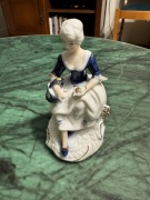 Figurka porcelanowa z czasów PRL lata 80 te dama z koszyczkiem
