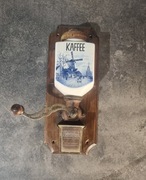 Bardzo stary holenderski młynek naścienny do mielenia kawy, przypraw