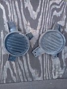 Zaślepki halogenów Agila- lewa i prawa cena za dwie. 