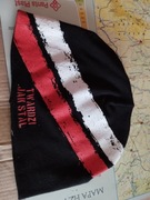 Czarna cienka czapka twardzi jak ze stali. 