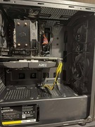 Komputer gamingowy wraz z monitorem