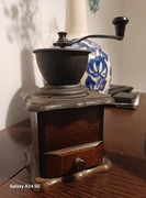 Drewniany młynek do kawy z lat 70 / 80 ubiegłego wieku, PRL, retro