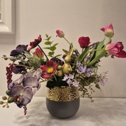 Dekoracja wielkanocna 53x43 cm z tulipanami i storczykiem w złotej donicy