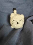 Szydełkowy Breloczek Kotek – Model: Krzysztof