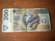 Banknot 200zł z 1994 roku z rosnącą czcionką numeru seryjnego.