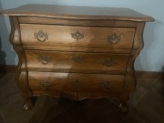 Stara rzeźbiona komoda 