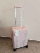 Różowa viralowa walizka kabinowa Essential Ballerina Pink Rimowa