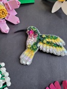Broszka "Koliber" haftowana cyrkoniami, cekinamy i koralikami Handmade