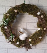 Wianek wielkanocny z ceramicznym zajączkiem  o średnicy 40cm naturalny mech