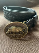 Mroczny gotycki metalowy pas skórzany, kości, szpony i dzik