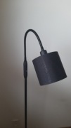 Stojąca lampa, czarna, giętka 