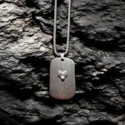 Wisior drewniany nieśmiertelnik ze srebrną głową wilka ze stali .