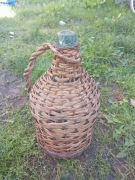 Duża butla szklana w wiklinowym koszu – rustykalna dekoracja / vintage