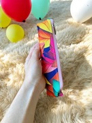 Mały i poręczny piórnik, kolorowy wzór