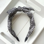 Elegancka opaska z wzorem lamparcim z kokardką, szeroka ozdoba na codzien