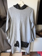 Manilla - Szara sukienka dresowa oversize z kapturem i kieszeniami