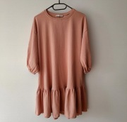 Pudrowa damska sukienka z rękawami 3/4 Pull&Bear