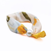 Naszyjnik z chustki z perłą szklaną scarf necklance na magnes - kwiaty