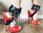 Opaski na buty kajdanki z kłodkami uprząż BDSM bondage high heels