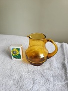 Dzbanuszek na mleko, mlecznik szklany żółty, szkło miodowe, PRL