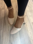 (40) Beżowe czółenka wieczorowe z zapięciem, Nowe