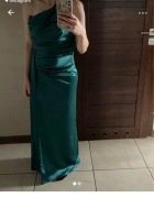 Sukienka na jedno ramię 