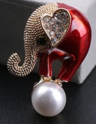 Mała broszka słonik cyrkowy na perłowej kulce