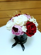 Czarny flowerbox sztuczne kwiaty welurowe róże