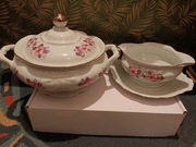 Waza z pokrywką oraz sosjerka porcelana Wawel