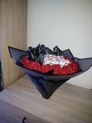 Wieczne róże  bukiet z cukierkami Rafaello 