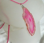 Różowy agat z kryształem, duży nieregularny plaster, wisior