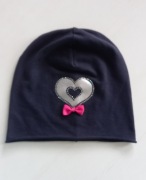 Czapka dziewczęca sezon wiosna/jesień z srebrnym sercem i różową kokardką