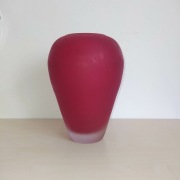 Piękny czerwony wazon z barwionego szkła 19cm Vintage PRL 