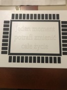 Procesor biały z cytatem pisanym.