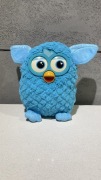 Niebieski pluszak Furby.