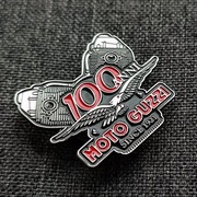 zestaw dwóch  znaczków Moto Guzzi Pins, metal dla fana marki
