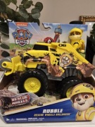 PSI PATROL RESCUE WHEELS POJAZD BULDOŻER KOPARKA + FIGURKA PIESEK RUBBLE