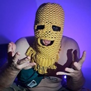 Żółta ciepła czapka z otworami na oczy i usta. Ręcznie wykonana maska