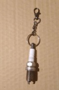 Brelok do kluczy ze świecy zapłonowej Peugeot
