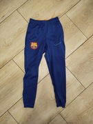 Trzy pary spodni Nike . r 128