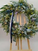 Wianek na drzwi  na bazie sztucznych liści eukaliptusa 