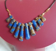 Granatowy jaspis z pirytem, elegancka kolia w złotej oprawie.