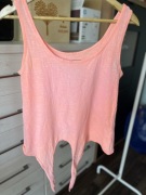 Różowy neonowy top szerokie ramiączka